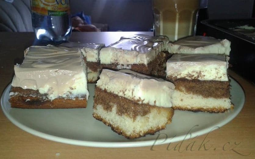 1. obrázek Pudinkové řezy s polevou ze zakysanky 