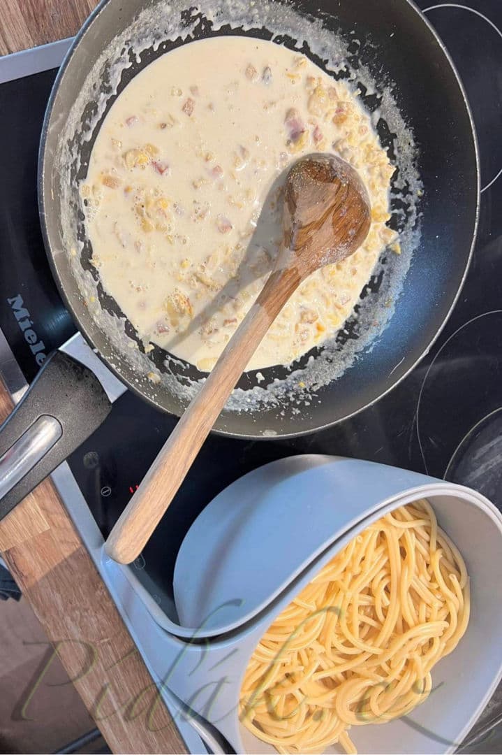 1. obrázek Makaróny se smetanovou omáčkou, pancettou, vejci a parmazánem