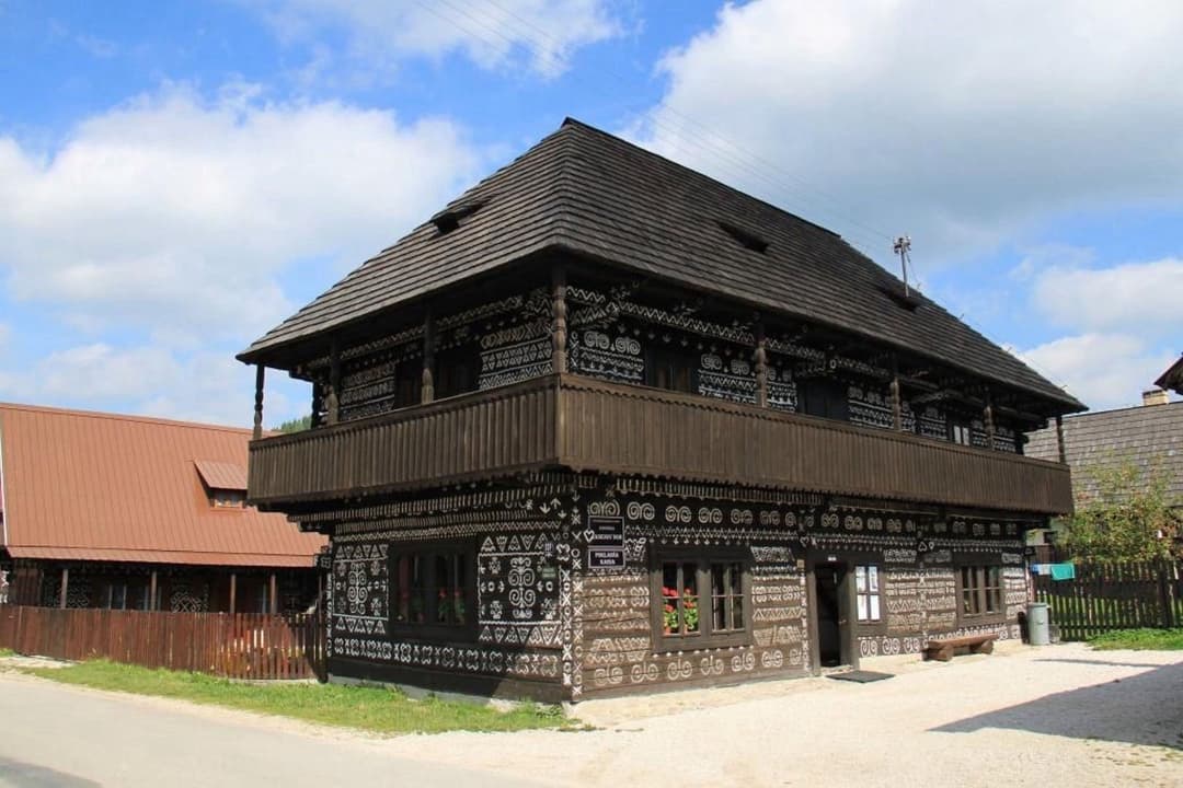 1. obrázek Čičmany – malované drevenice – Slovensko