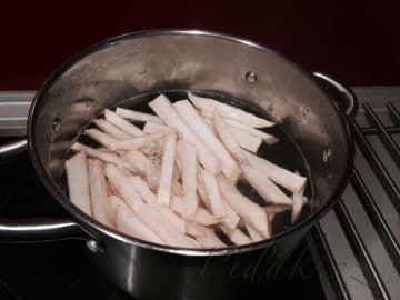 6. obrázek Šmakoun s celerovými hranolky cuketou a salátem