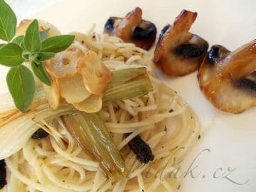 Obrázek Česnekové špagety s karamelizovanou cibulkou, žampiony a sušenými rajčaty