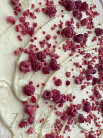 6. obrázek Kynutí  šneci s pudinkem, malinami a  cukrovou polevou