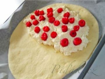 2. obrázek Sladký kysnutý tvarohový polmesiac