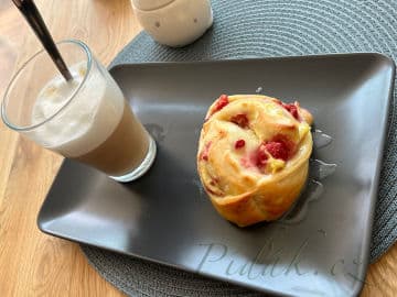 11. obrázek Kynutí  šneci s pudinkem, malinami a  cukrovou polevou