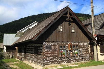3. obrázek Čičmany – malované drevenice – Slovensko