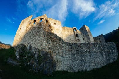Hrad Strečno a středověká vesnice Paseka – Slovensko