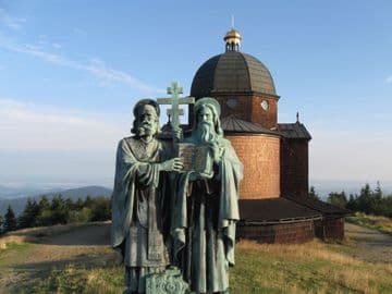 Radhošť - kaple a socha Radegasta