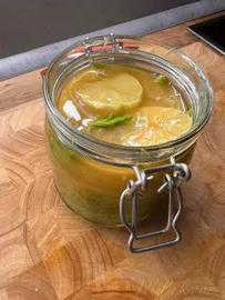 2. obrázek Smrkové výhonky naložené v medu s citrónem
