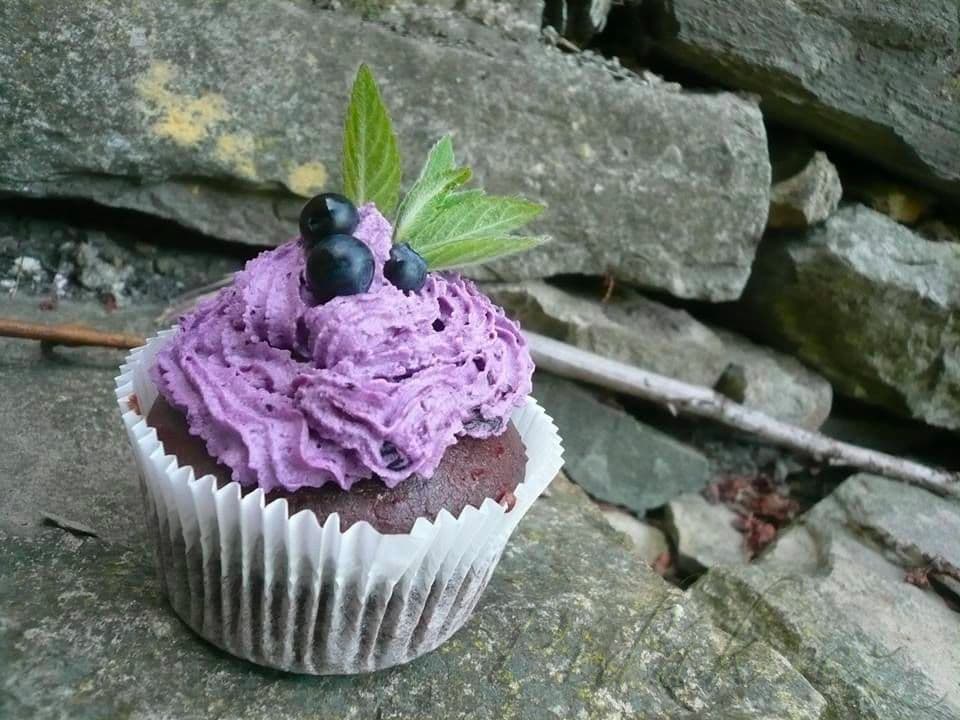 1. obrázek Kakaový cupcake s borůvkovým krémem 1. obrázek Kakaový cupcake s borůvkovým krémem
