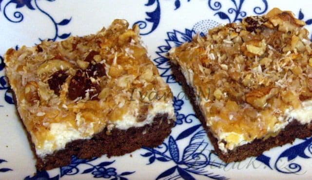 1. obrázek Drobenkové kakaové řezy s jablky 1. obrázek Drobenkové kakaové řezy s jablky