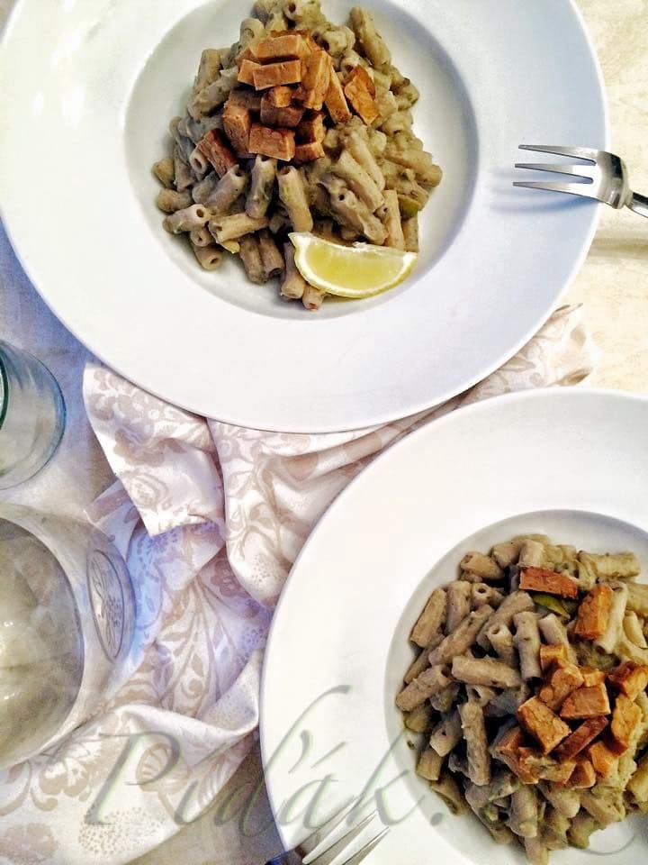 1. obrázek Baklažánovo šalviové penne s tempehom 1. obrázek Baklažánovo šalviové penne s tempehom