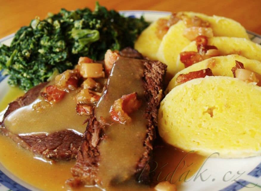 1. obrázek Hovězí na česneku s bramborovým knedlíkem a špenátem 1. obrázek Hovězí na česneku s bramborovým knedlíkem a špenátem