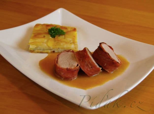 1. obrázek Vepřová panenka ve slanině s gratinovanými brambory 1. obrázek Vepřová panenka ve slanině s gratinovanými brambory