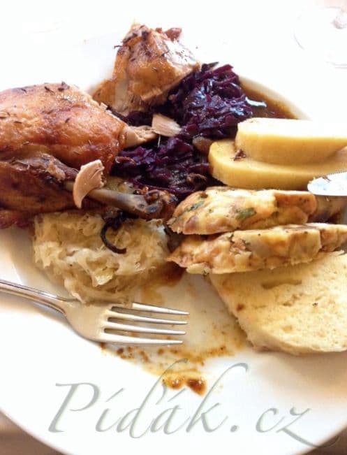 1. obrázek Kachnička s třemi druhy knedlíků a dvěma druhy zelí 1. obrázek Kachnička s třemi druhy knedlíků a dvěma druhy zelí