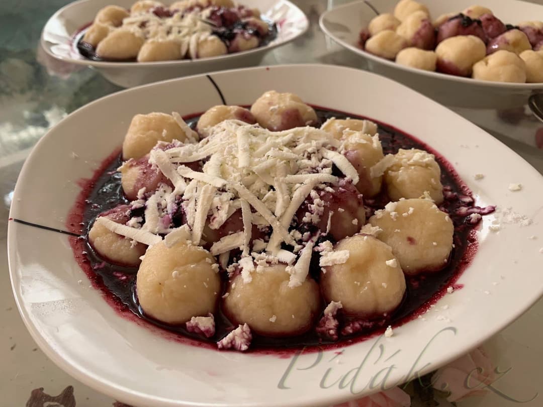 1. obrázek Tvarohové knedlíky s borůvkovým rozvarem 1. obrázek Tvarohové knedlíky s borůvkovým rozvarem