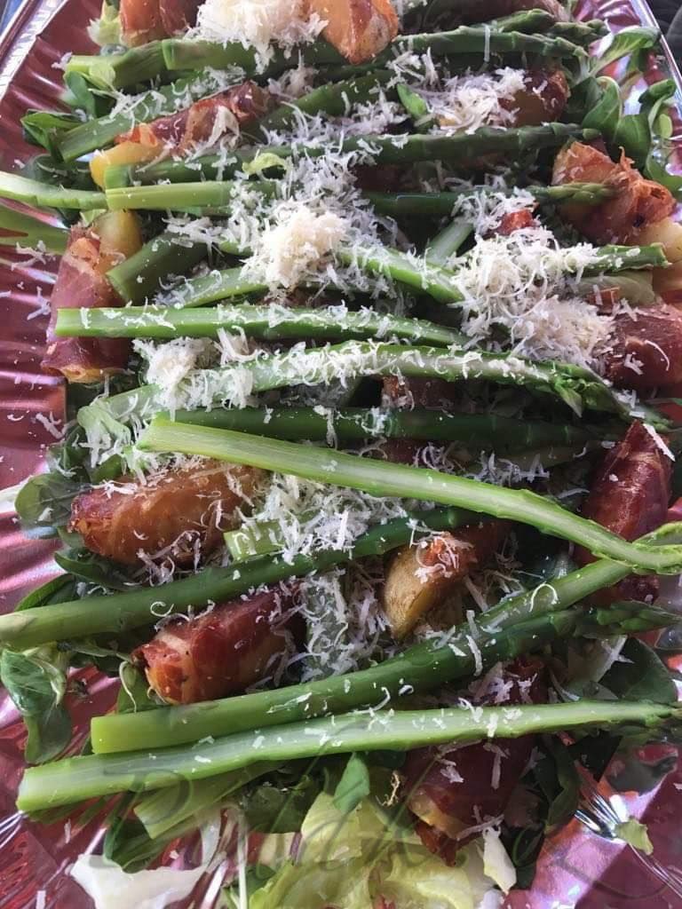 1. obrázek Salát z pečených brambor s chřestem a prosciuttem 1. obrázek Salát z pečených brambor s chřestem a prosciuttem