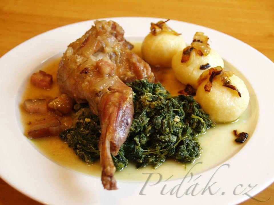 1. obrázek Králík na česneku se špenátem a bramborovými knedlíky 1. obrázek Králík na česneku se špenátem a bramborovými knedlíky