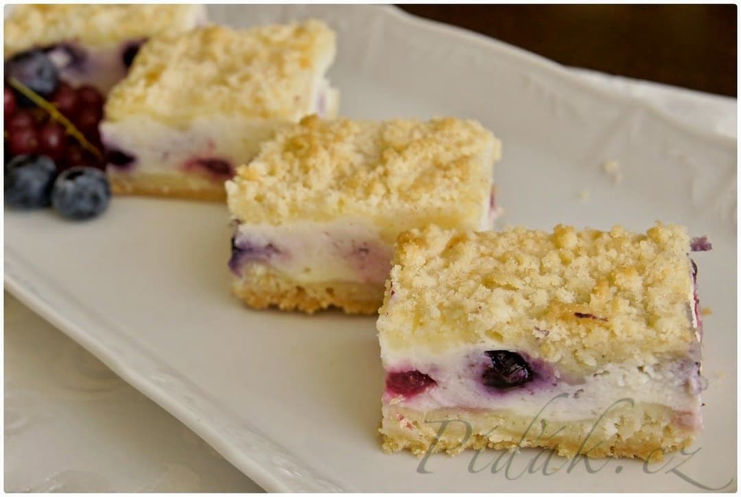 1. obrázek Tvarohové řezy s drobenkou a ovocem 1. obrázek Tvarohové řezy s drobenkou a ovocem