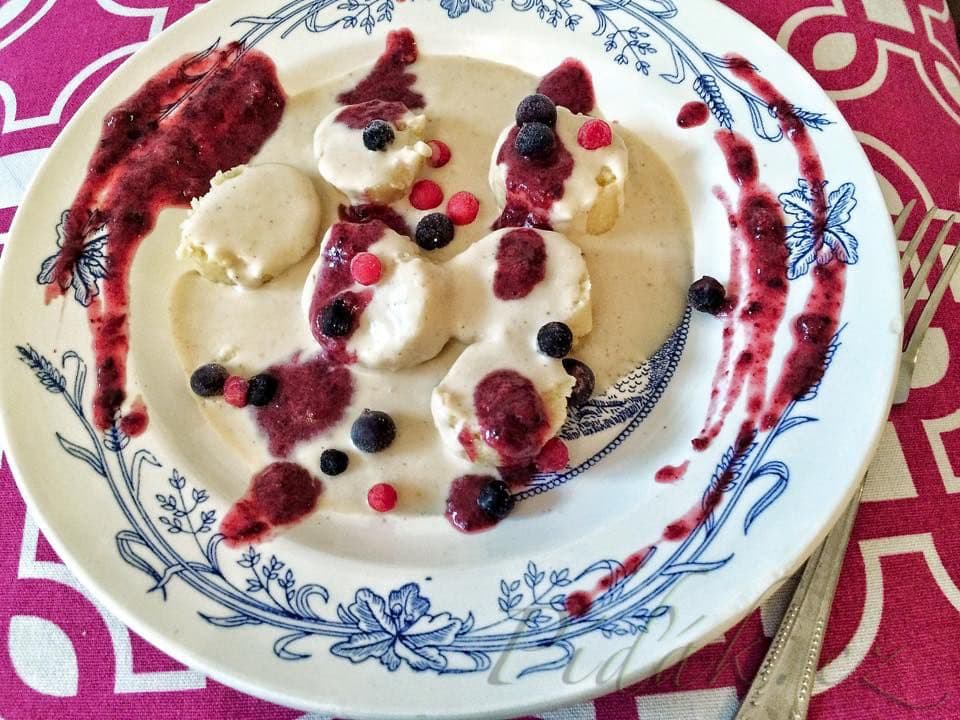 1. obrázek Polentové knedličky s kokosovo-vanilkovou polevou a lesným ovocím 1. obrázek Polentové knedličky s kokosovo-vanilkovou polevou a lesným ovocím