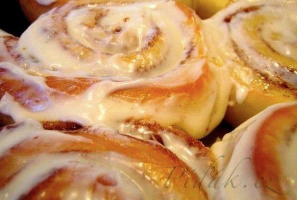 1. obrázek Skořicoví šneci s polevou 1. obrázek Skořicoví šneci s polevou