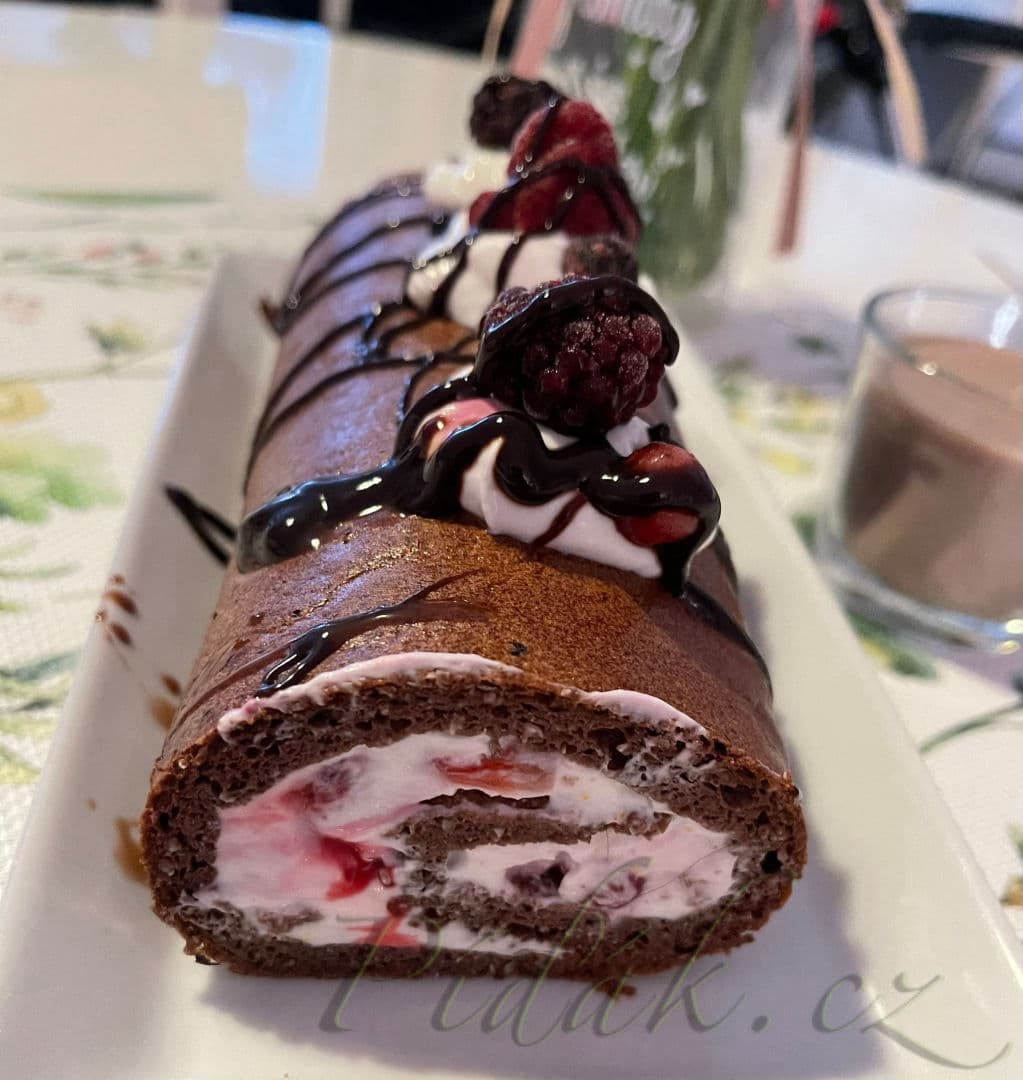 1. obrázek Fit tvarohová roláda s lesním ovocem 1. obrázek Fit tvarohová roláda s lesním ovocem