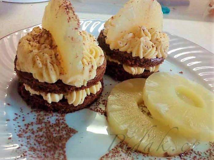 1. obrázek Brownies dortíčky s máslovým krémem a ananasem 1. obrázek Brownies dortíčky s máslovým krémem a ananasem