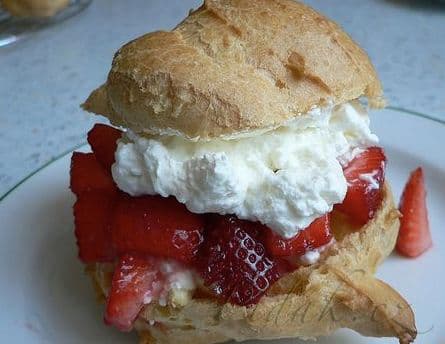 1. obrázek Odpalované větrníky s krémem a jahodami 1. obrázek Odpalované větrníky s krémem a jahodami