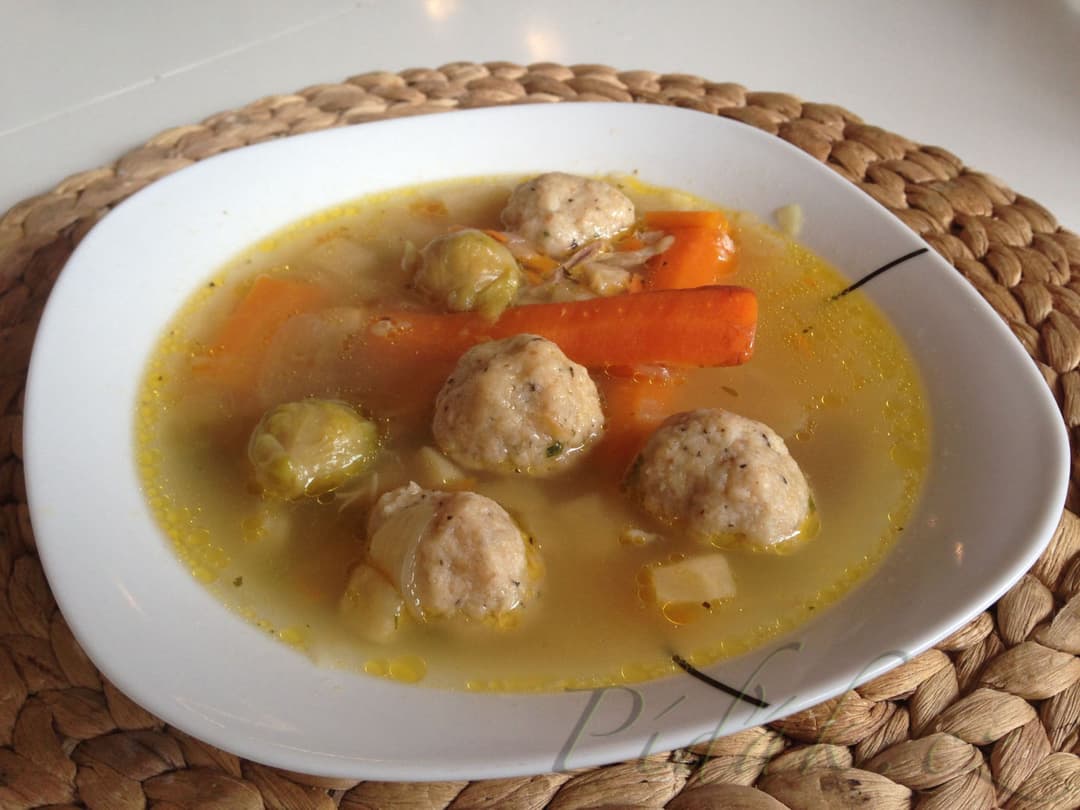 1. obrázek Kuřecí vývar se strouhankovými knedlíčky 1. obrázek Kuřecí vývar se strouhankovými knedlíčky