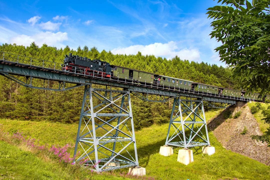 1. obrázek Fichtelbergbahn – parní úzkokolejka do Oberwiesenthalu, Německo 1. obrázek Fichtelbergbahn – parní úzkokolejka do Oberwiesenthalu, Německo