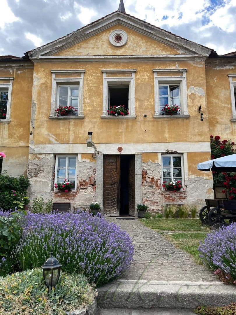 1. obrázek Muzeum filmových kočárů – zámeček Vysoká Lhota 1. obrázek Muzeum filmových kočárů – zámeček Vysoká Lhota