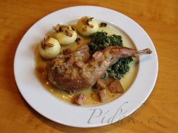 2. obrázek Králík na česneku se špenátem a bramborovými knedlíky 2. obrázek Králík na česneku se špenátem a bramborovými knedlíky