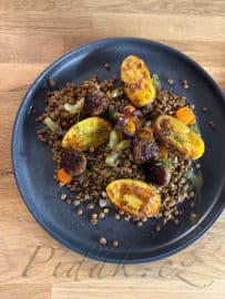 3. obrázek Teplý čočkový salát s pečeným bramborem a masovými kuličkami 3. obrázek Teplý čočkový salát s pečeným bramborem a masovými kuličkami