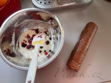 3. obrázek Fit tvarohová roláda s lesním ovocem 3. obrázek Fit tvarohová roláda s lesním ovocem