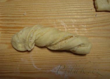 8. obrázek Rychlé kynuté (nejen) kokosové věnečky 8. obrázek Rychlé kynuté (nejen) kokosové věnečky