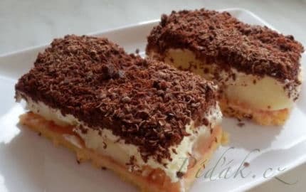 9. obrázek Jablkový koláč se šlehačkou a čokoládou 9. obrázek Jablkový koláč se šlehačkou a čokoládou